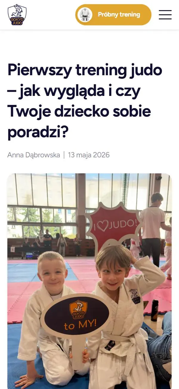 Artykuł na blogu klubu o pierwszym treningu judo, ze zdjęciem dzieci z zajęć