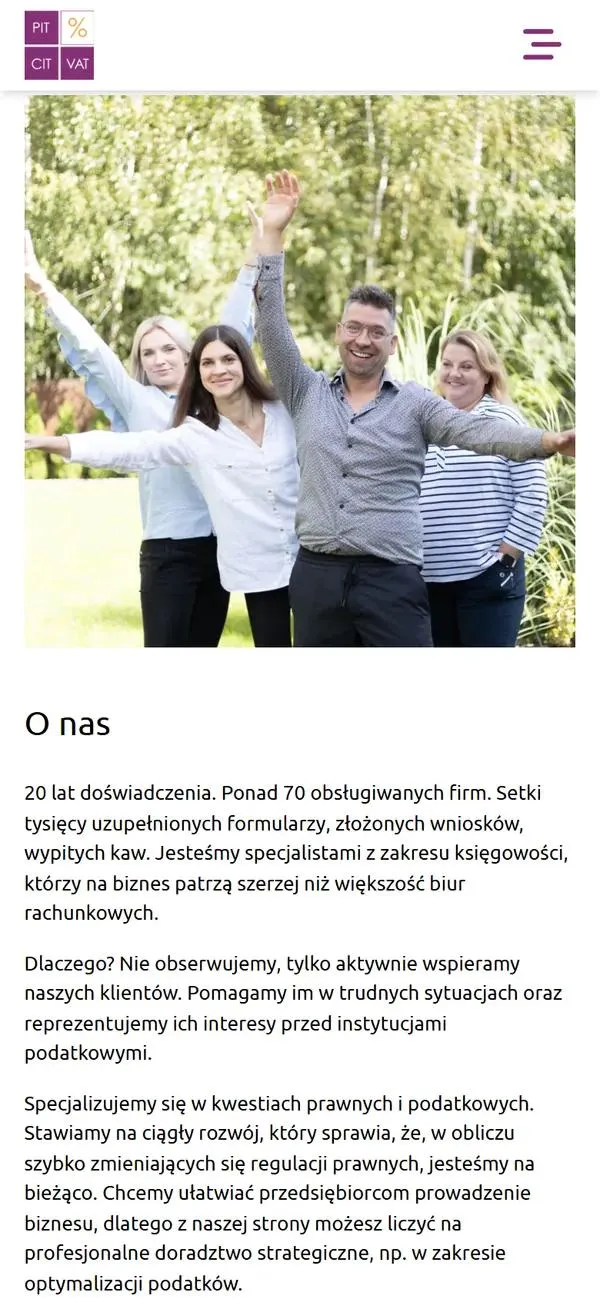 Sekcja O nas na telefonie: zespół PitCitVat na zdjęciu w plenerze i tekst o 20 latach doświadczenia i ponad 70 obsługiwanych firmach