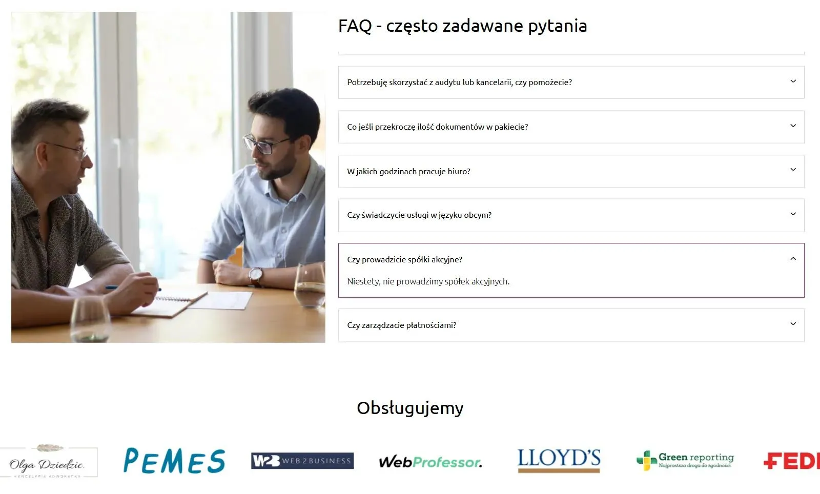 FAQ na stronie PitCitVat: zdjęcie rozmowy przy stole, pytania o godziny pracy i języki obce oraz odpowiedź, że biuro nie prowadzi spółek akcyjnych
